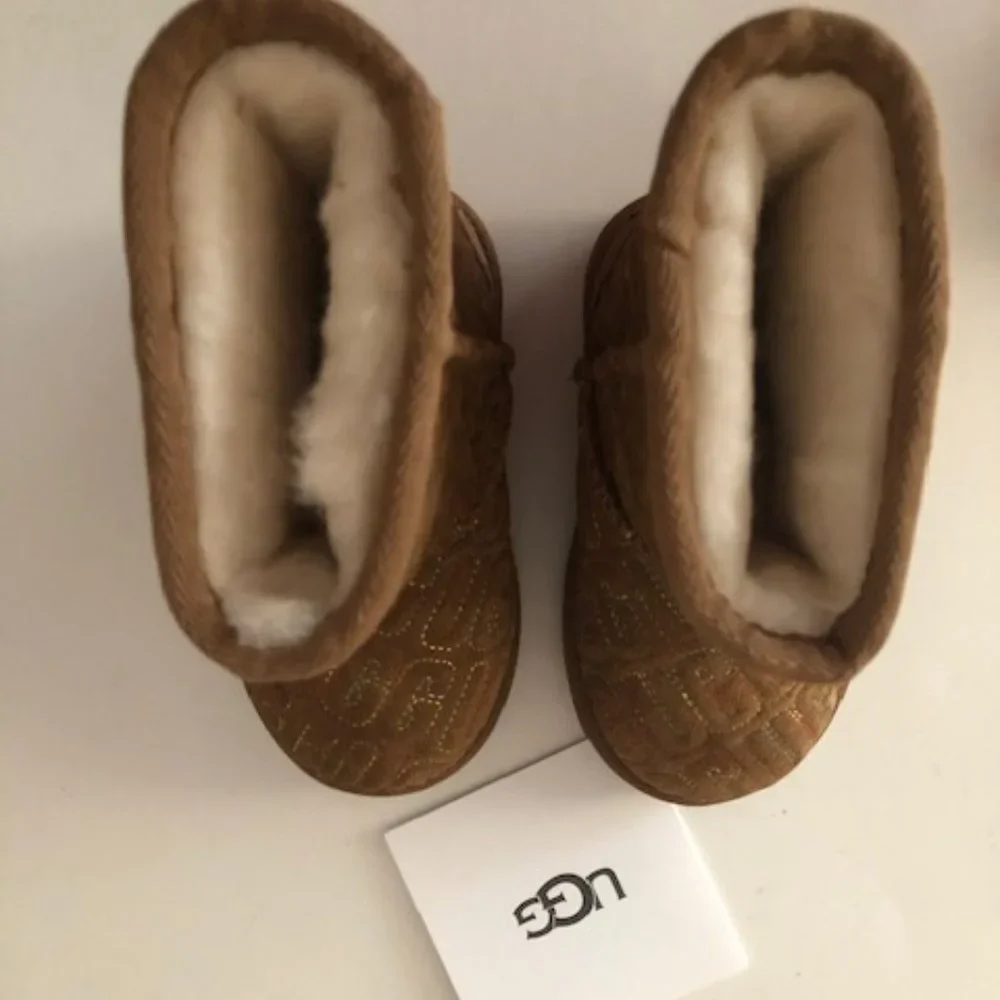 UGG Classic II Graphic Stitch Leather Kids' Short Boot for boy or girl. Size: 6